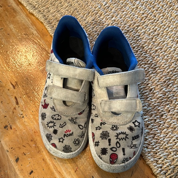 Adidas marvel, Spider-Man boys, Velcro shoes size 2 1/2 - Picture 2 of 4
